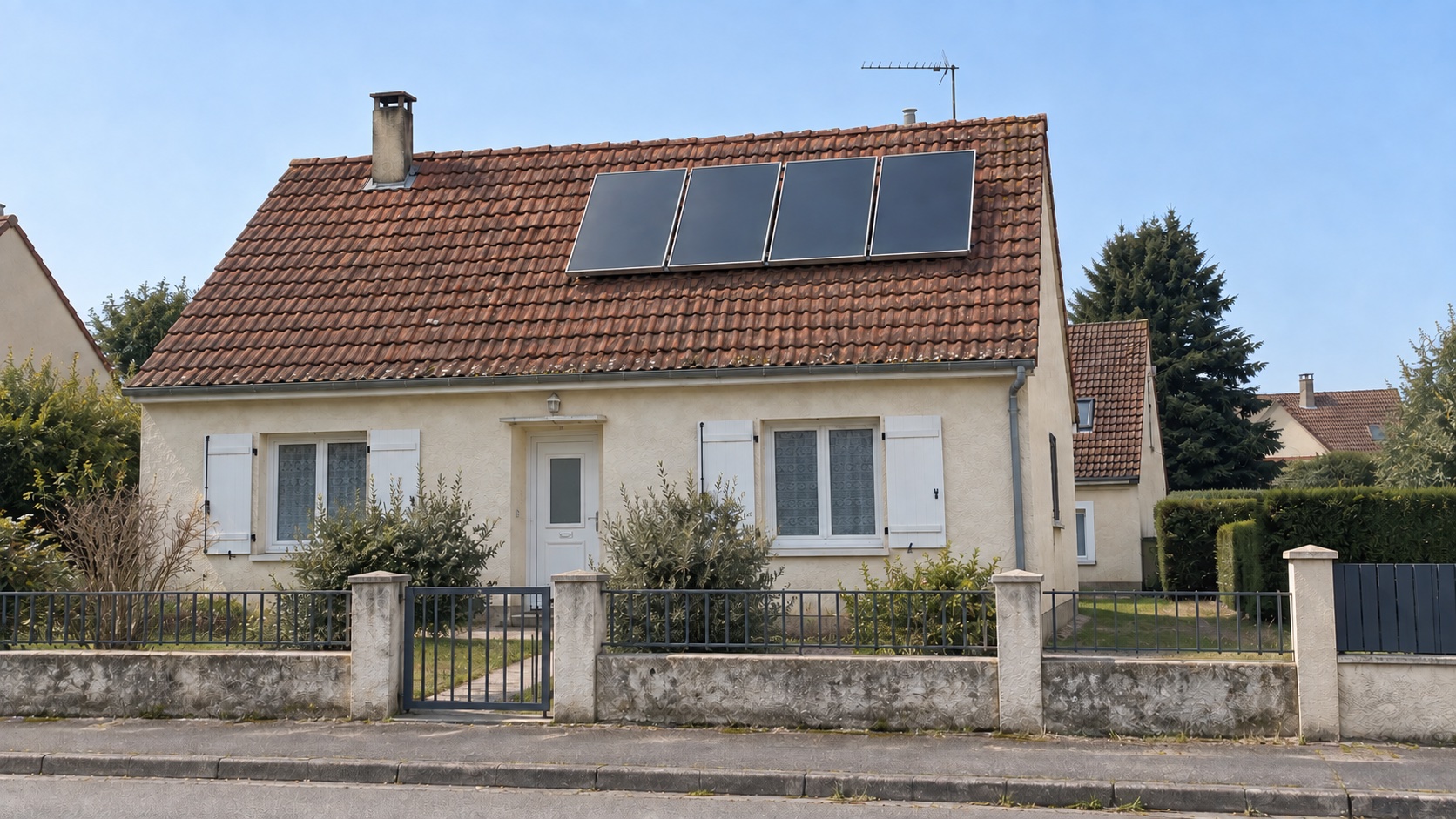 Maison individuelle équipée de 4 capteurs solaires thermiques sur le toit